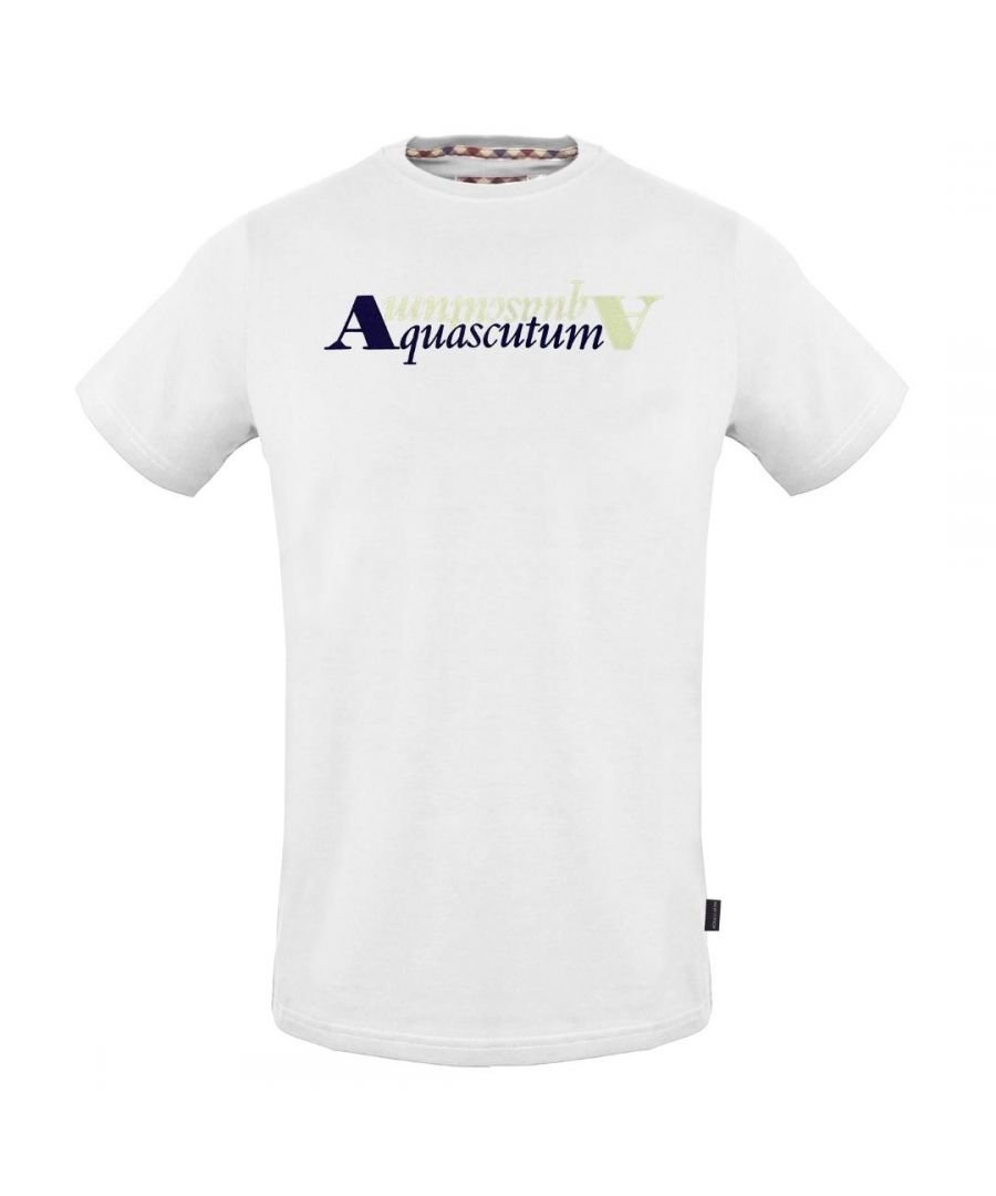 T-shirt blanc avec logo réfléchissant par Aquascutum. T-shirt blanc avec logo réfléchissant par Aquascutum. Col ras-du-cou, manches courtes. Coupe stretch, 95 % coton, 5 % élasthanne. Coupe regular, correspond à la taille annoncée. Modèle : TSIA25 01