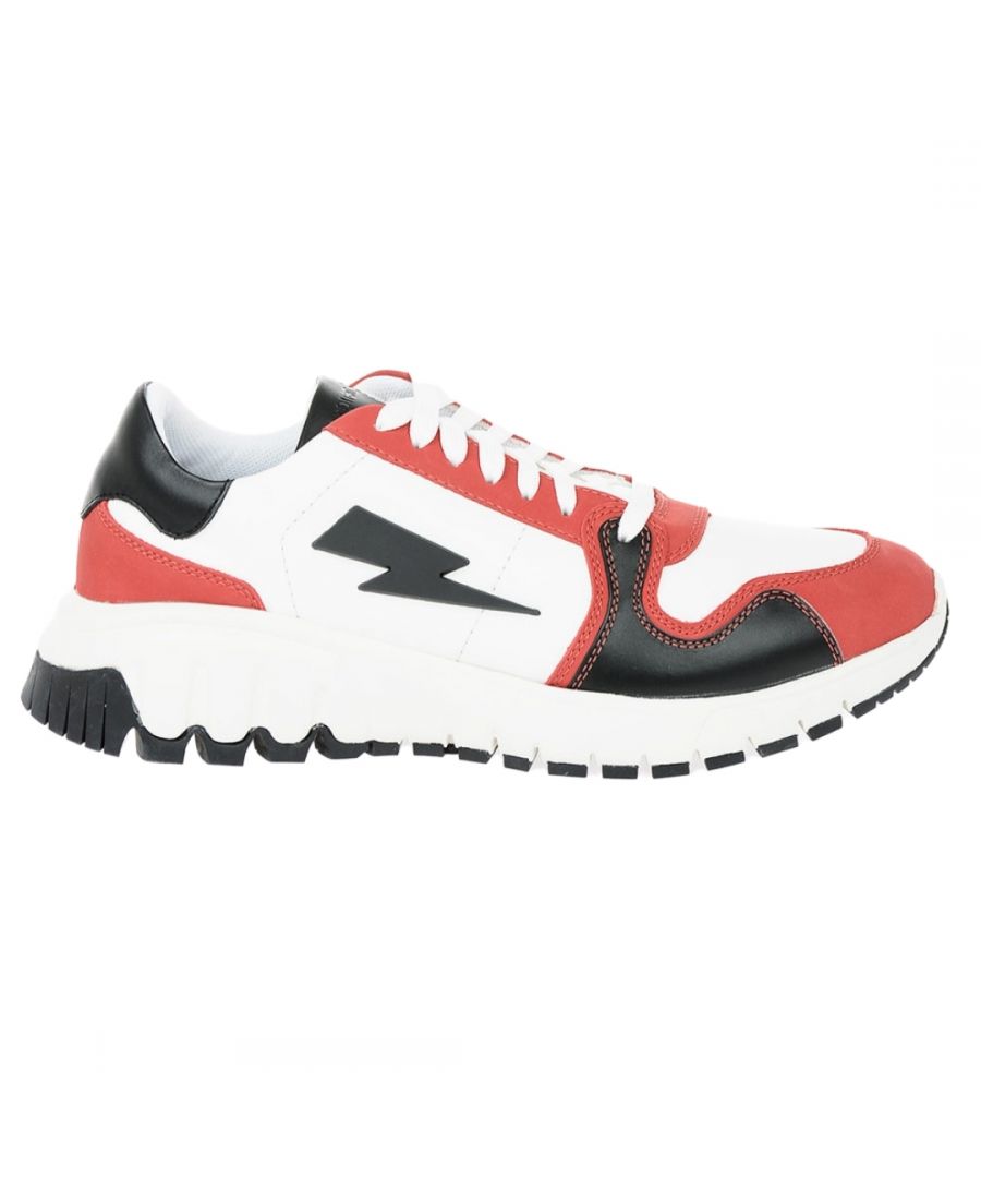 Neil Barrett Retro Runner-sneakers. Neil Barrett Retro Runner-sneakers. Stijl BCT297 H9011 1906. Bovenwerk van 100% leer, rubberen zool. Bliksemschicht-branding. Gemaakt in Taiwan