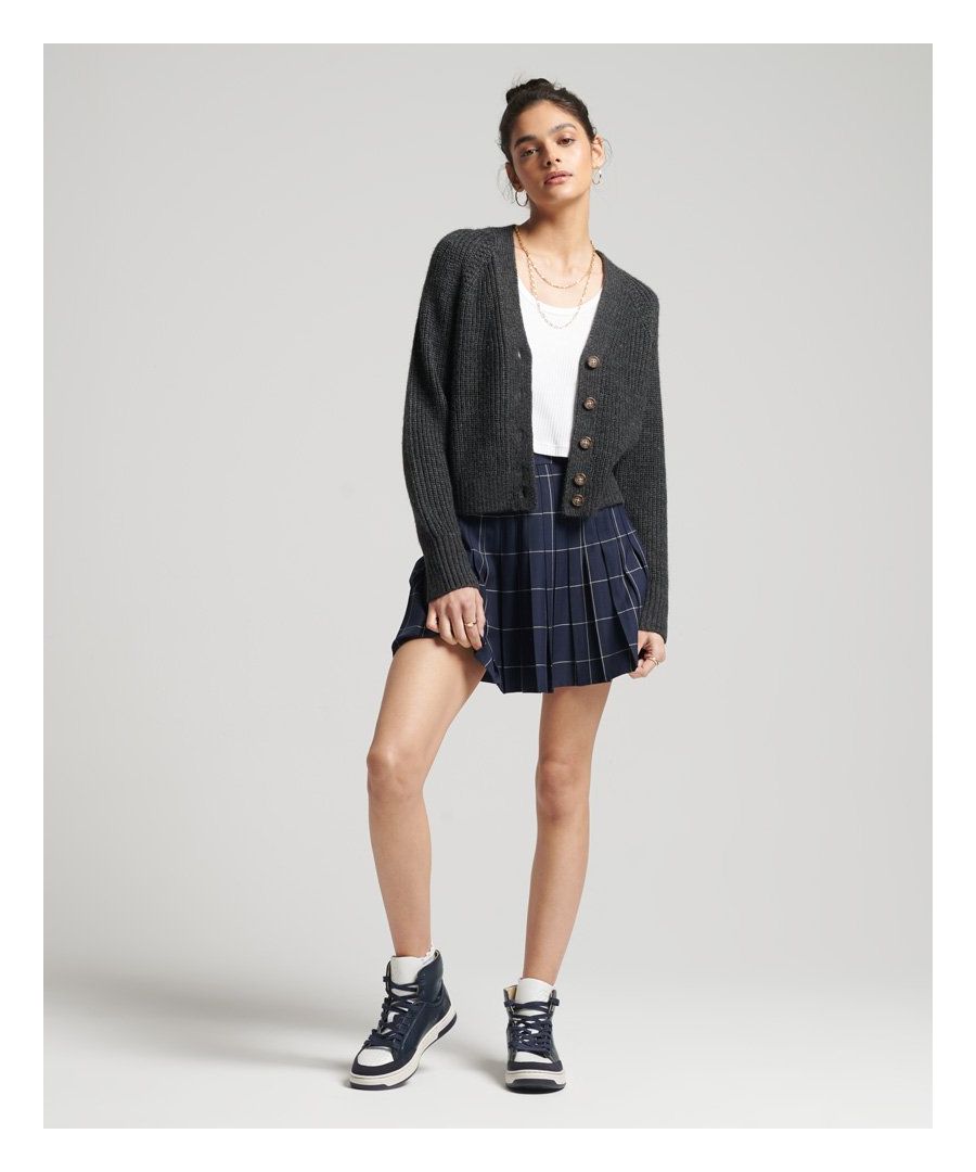 Ga voor een elegante en verfijnde look die zeker indruk zal maken met het Jessica-vest met V-hals, waarin je er net zo goed uitziet als je je voelt.V-halsKnoopsluitingGebreid in kabelpatroonGeribde boordenKenmerkend logolabelAlpacawolmix