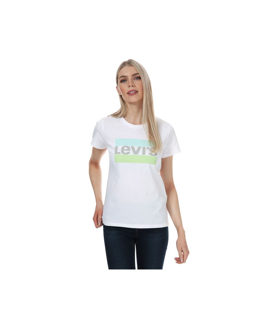 Levis The Perfect T-Shirt voor dames,. wit. –Ronde hals. – Korte mouwen. – LEVI´S® -logo op de borst. – Levi's-logolabel aan de zijkant. – Normale pasvorm. – 100% katoen.  Machinewas op 30 graden. – Ref: 173691617