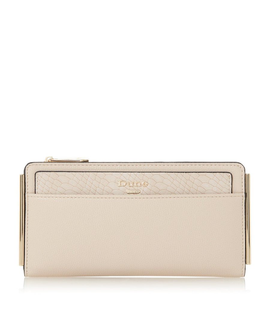 Keep your essentials safe. Defined by a slim silhouette, logo detailing and gold tone hardware. The card holder at the front can also be removed for versatile use.