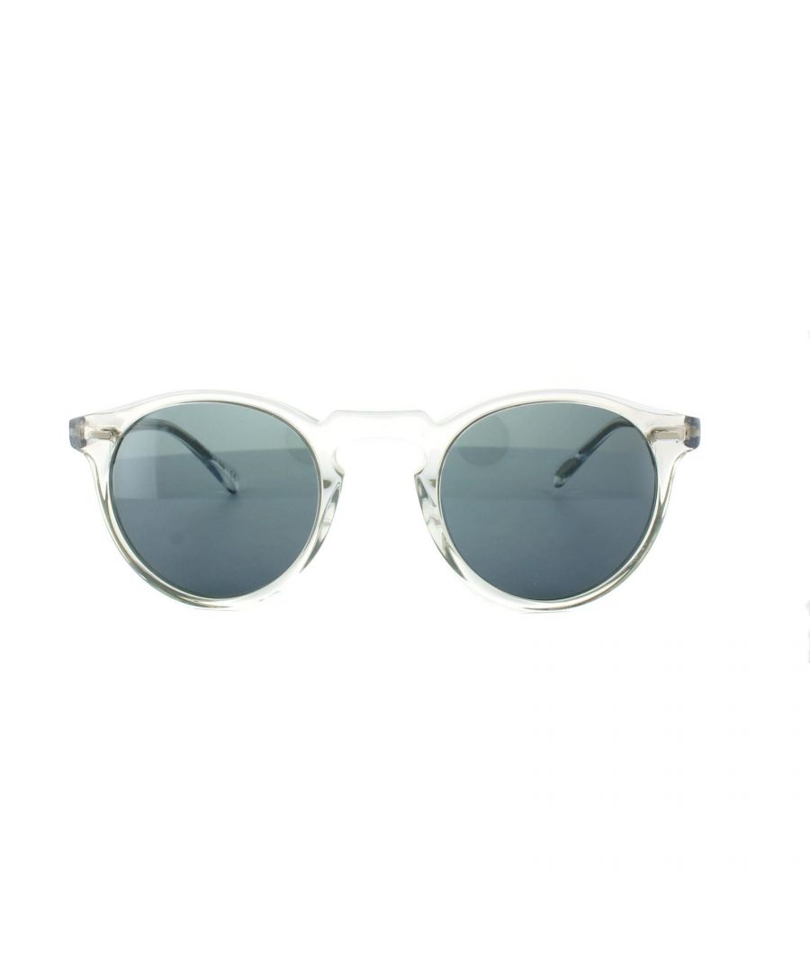Oliver Peoples Zonnebril Gregory Peck 5217 1101 / R8 Crystal Indigo Photochromic is een andere beroemdheid geïnspireerde zonnebrillen van Oliver volles met deze verbazingwekkende retro-stijl ronde vormige tinten met een coole sleutelgatbrug ontwerp en iconische styling
