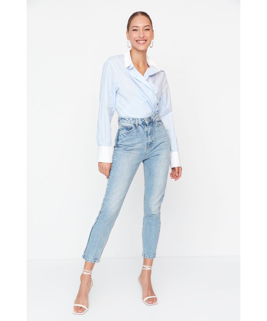 Afmetingen van het model: Hoogte: 1,75, Buste: 80 Taille: 64, Heup: 90 Het product op de paspop is maat S/36. 100% katoen, geweven stof Sluiting met knopen en ritssluiting, hoge taille, moeder Binnenlengte Meting: 68 cm