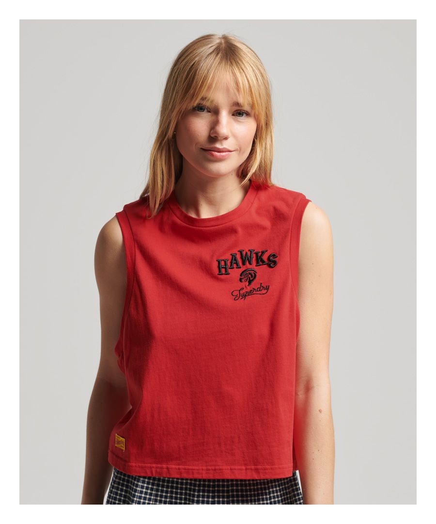 Door een nieuwe invulling van de klassieke college-stijl met Japanse invloeden hebben we met de Vintage Collegiale-tanktop een unieke stijl gecreëerd - een uitgesproken look waarmee jij het hoofd koel houdt.Relaxte pasvorm – de klassieke Superdry-pasvorm. Niet te nauwsluitend, niet te losvallend, precies goed. Kies je gebruikelijke maatLaag uitgesneden ronde halsMouwloos ontwerpGeborduurde detailsGeborduurd Superdry-logo
