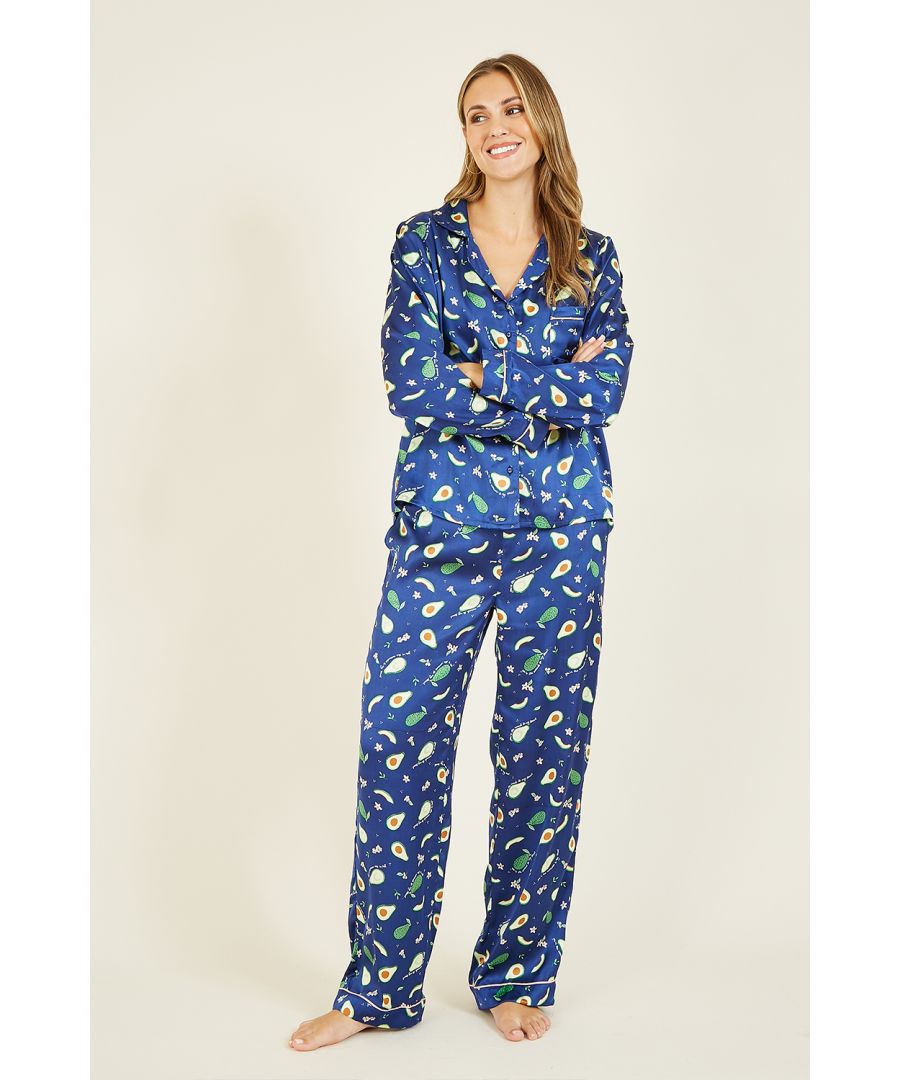 Nachtkleding, maar dan luxe. Deze marineblauwe satijnen pyjama met avocadoprint heeft een volledige knoopsluiting, een kraag en lange mouwen en één zak. Een loose-fit broek en een satijnen pyjamatas maken de 3-delige set compleet.