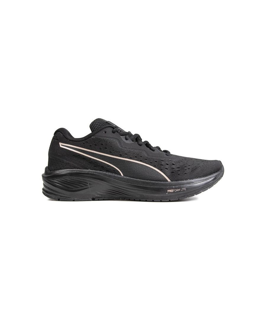 Loop met vertrouwen wanneer je de zwarte Puma Aviator hardloopschoenen draagt. Deze moderne sneakers zijn voorzien van een waterafstotend materiaal. Profoam Lite-zool en kenmerkende puma-branding. De premium details geven je outfit een extra kick voor een strakke touch.