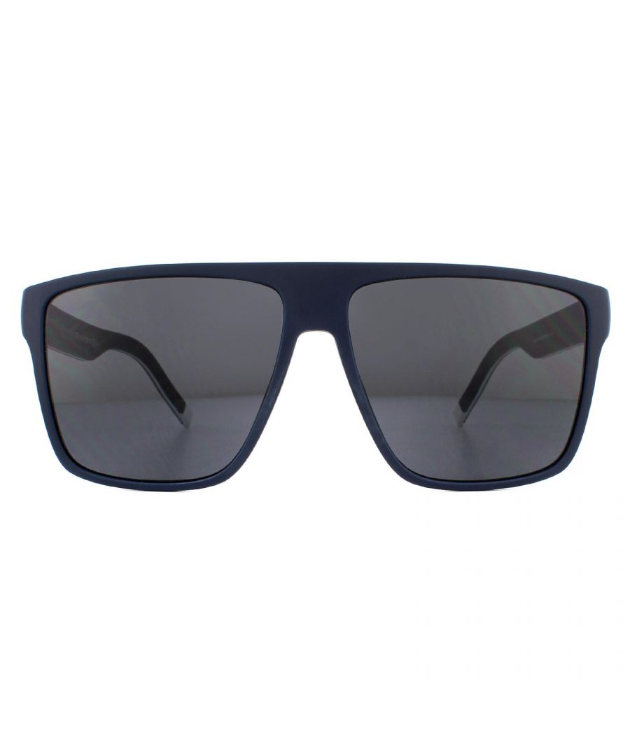 Tommy Hilfiger Zonnebril 1717 / S 0JU IR Blauw Wit Grijsare Een schoon gesneden ontwerp gemaakt van lichtgewicht plastic. Dit herenontwerp biedt een sportieve afwerking, met een rubberen textuur en flexibele tempels voor comfort.