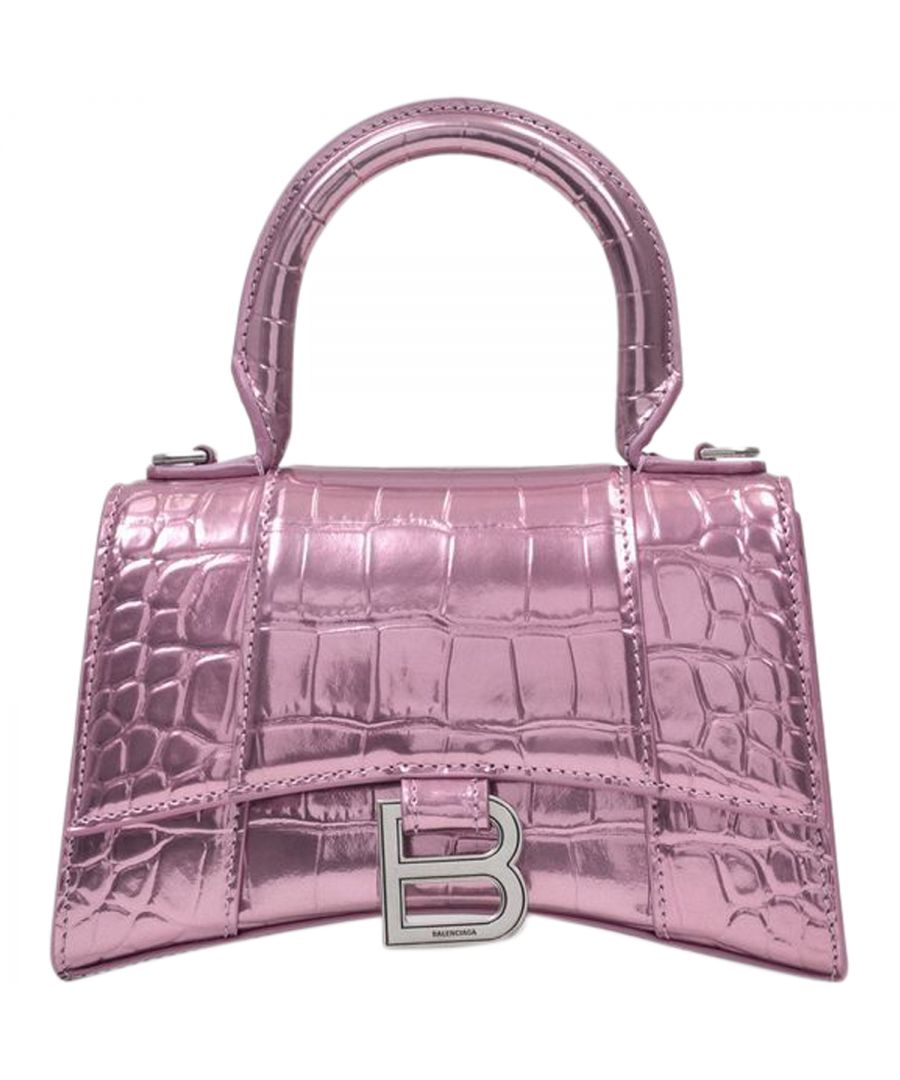 The mini Hourglass features the same curved, retro-futuristic vibe as its big brother. It comes in a gorgeously poetic shade of pink leather this season, with a stiff top handle, a long flap, a magnetic clasp and a B in aged, silver-tone brass. A statement piece to wear with an all-black outfit, or a little lace dress. Top handle : 10 cm - Shoulder strap : 110 cm. Worn two ways - One top handle and One adjustable. detachable shoulder strap. Material : Croc-Embossed Calfskin. Lining : Leather. Colour : Rose - 6202 Pink. Closure : Flap with Press Button. Interior : Patch pocket back.