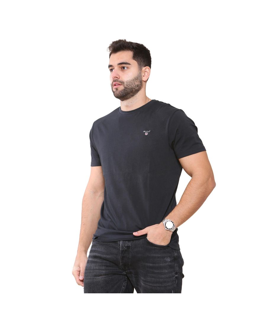 These Original Mens Designer Gant T-Shirts feature the brands classic Logo and a Crew Neckline. Crafted With 100% Cotton, these Lightweight and breathable Regular Fit T-shirts are Machine Washable.
