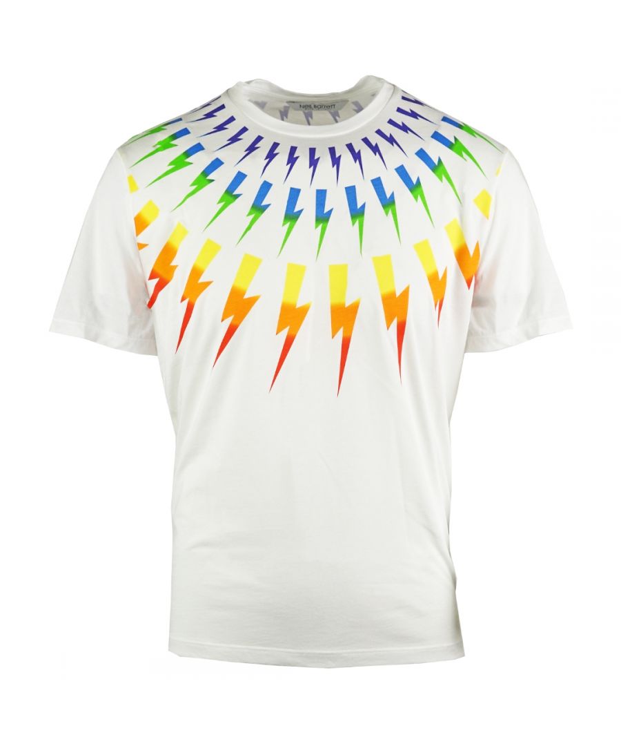 Neil Barrett Multicolour Lightning Bolt Wit Oversized T-shirt. T-shirt met korte mouwen in regenboogkleur Thunderbolt wit. Losvallende stijl, ontworpen om groot te passen. Maat kleiner voor een meer normale pasvorm. 50% katoen 50% modal, gemaakt in Italië. BJT725S N502P 2357