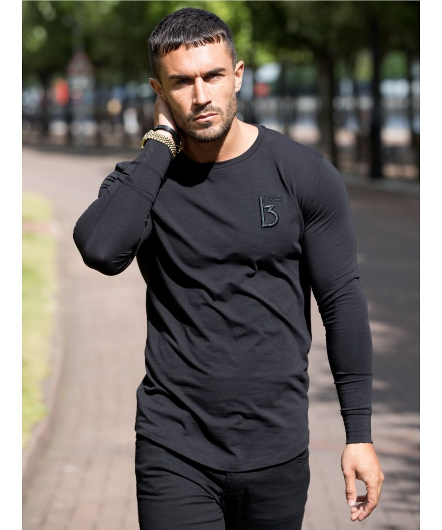 The bound by honour Absorb long sleeve T-shirt has been crafted primarily from cotton with a touch of Lycra. Detailed with the BBH/DSRY embroidery on the chest, the T-shirt adds style and comfort to your casual wardrobe.