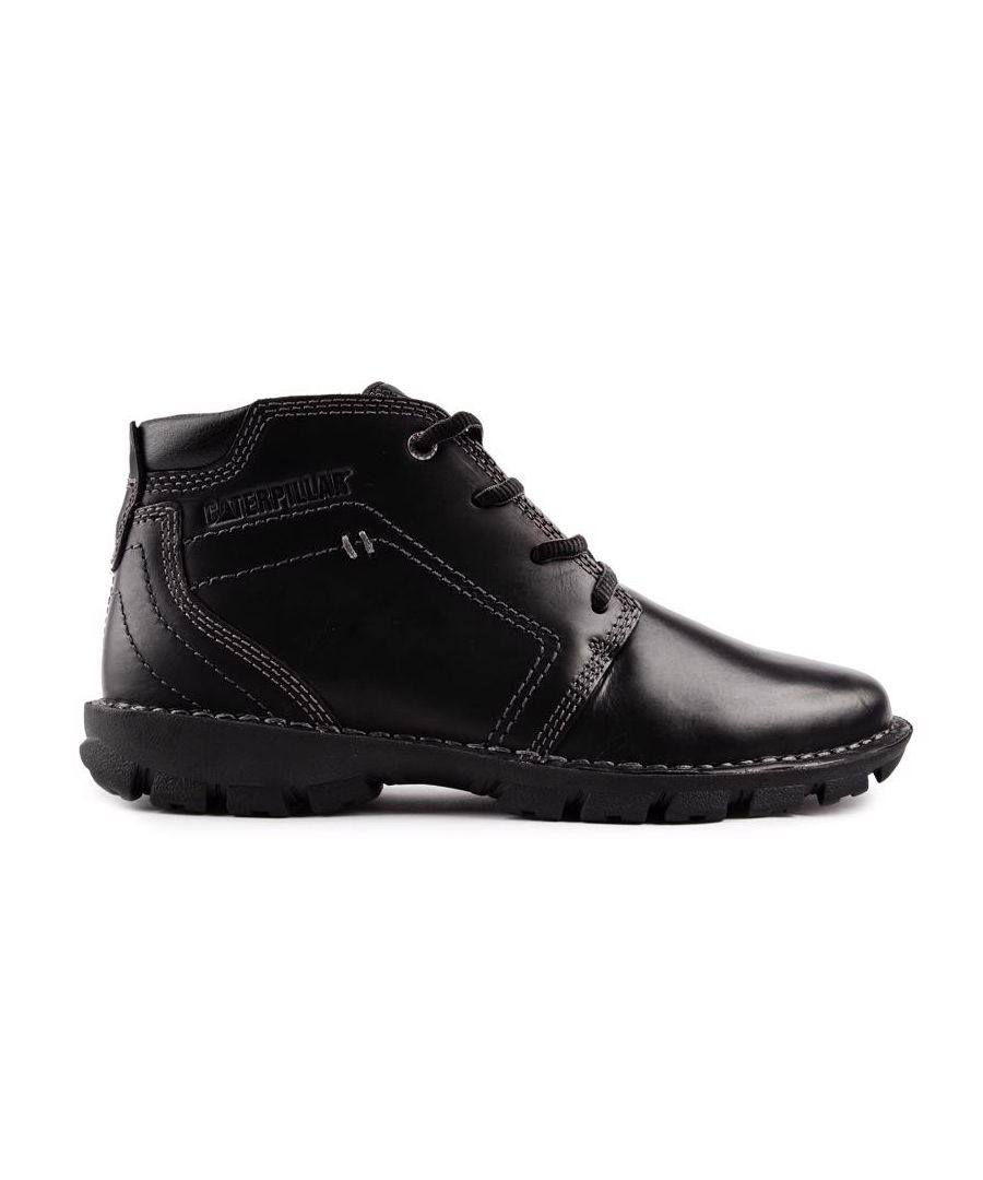 De zwarte Caterpillar Transform 2.0 chukka-enkellaarzen voor heren zijn ontworpen met een slank. bovenwerk van premium leer en een eigentijds silhouet. De fijne stiksels. subtiele branding en een robuuste profielzool. met maximale trekkracht. voeg toe aan deze veelzijdige. moderne CAT-schoen. ideaal voor stedelijke ontmoetingen en buitenavonturen.
