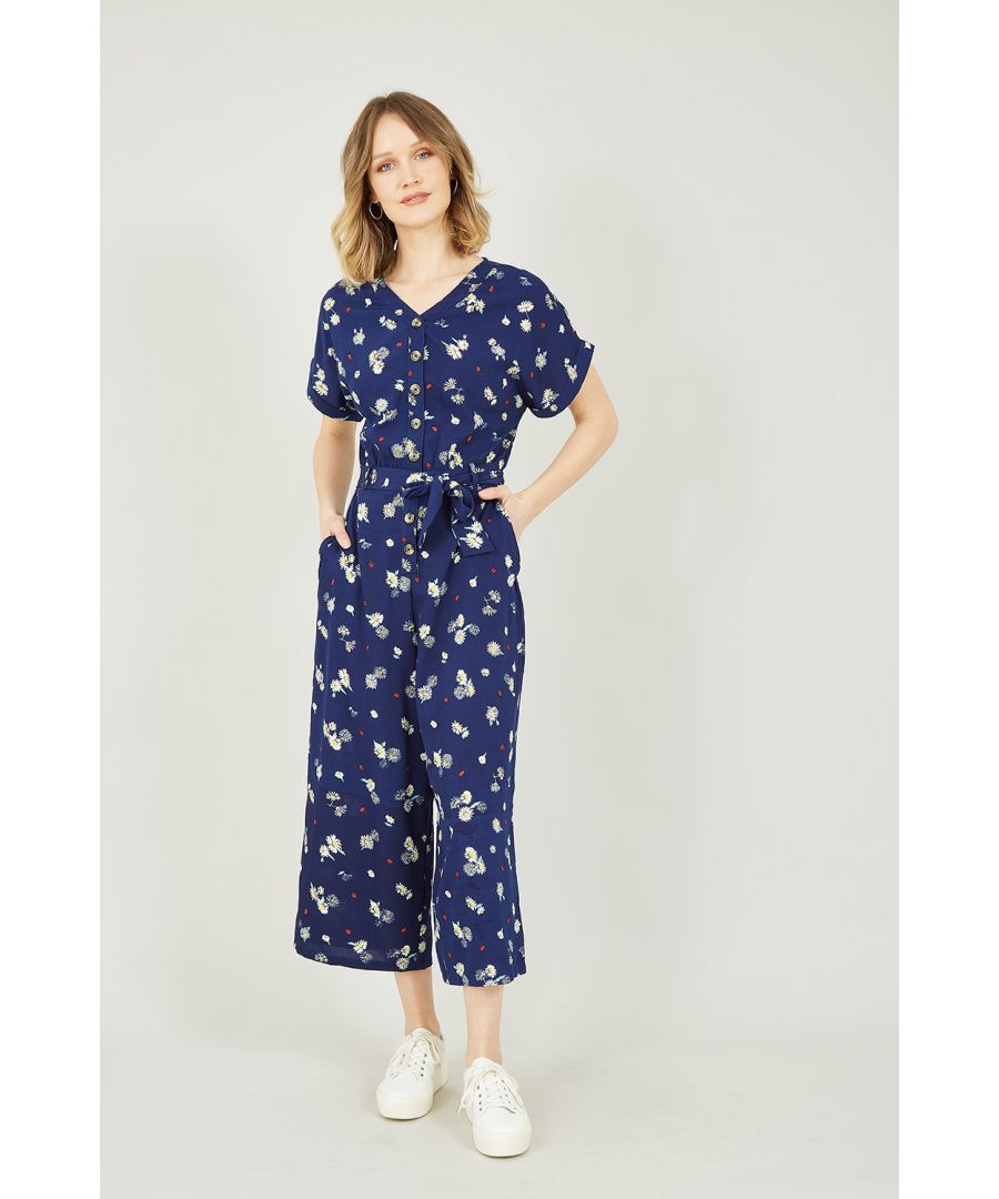 Ga voor onze nieuwste toevoeging, exclusief ontworpen voor Yumi: deze schattige en unieke print met lieveheersbeestjes en madeliefjes is perfect voor picknicken in het park en wandelingen in de lente. De jumpsuit is gemaakt van superzachte stof die licht van gewicht en comfortabel is. De knoop aan de voorkant en de tailleband creëren een stijlvol silhouet en de korte broek met relaxte pasvorm maakt de look compleet, combineer met witte sneakers voor een klassieke look.