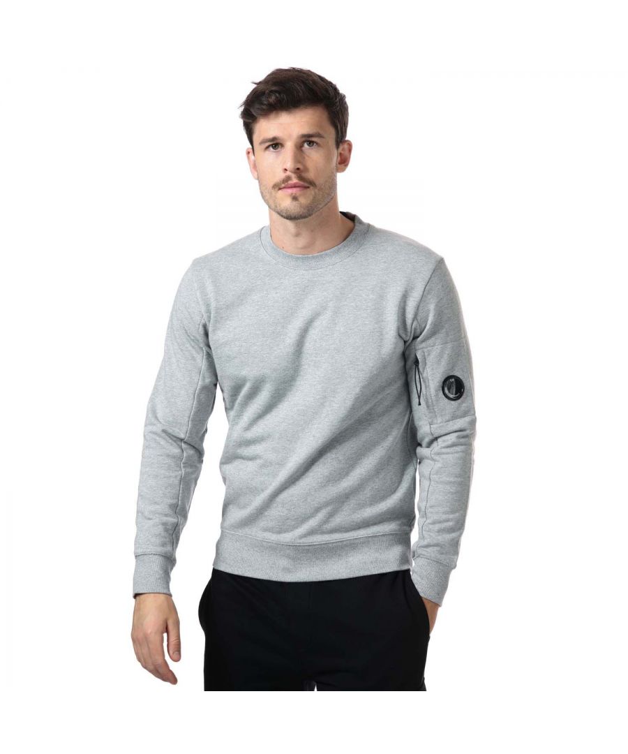 Mens C.P. Company Diagonal Raised Fleece Sweatshirt in grey.- Crew neck with Jacquard label.- Long sleeves.- Ribbed collar  cuffs and hem.- Lens detail sleeve pocket.- Diagonal raised cotton fleece.- Tonal stitching.- Regular fit.- 100% Cotton. Machine washable.- Ref: 13CMSS022AM93
