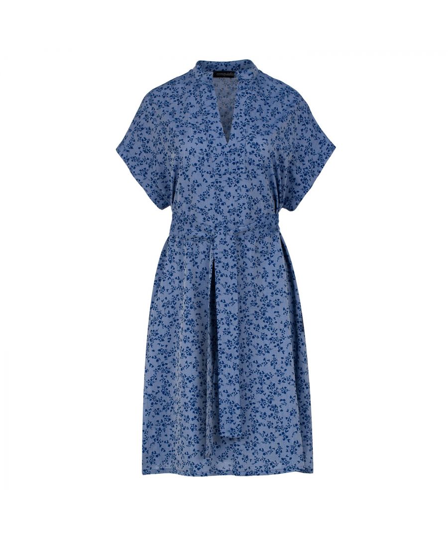 This denim style blue floral print summer dress is crafted in woven viscose. It is sleeveless with a trim at the armholes in the same fabric. It has a 2cm mandarin collar and a 4cm placket at the neckline in the front to create a V shape. There is an interior pocket on each side.  The dress has large 20cm slits on each side. The dress can be worn with the belt or without if you want to create a more relaxed sack dress style. The belt in the same fabric is included. This garment is styled in a straight loose silhouette.
