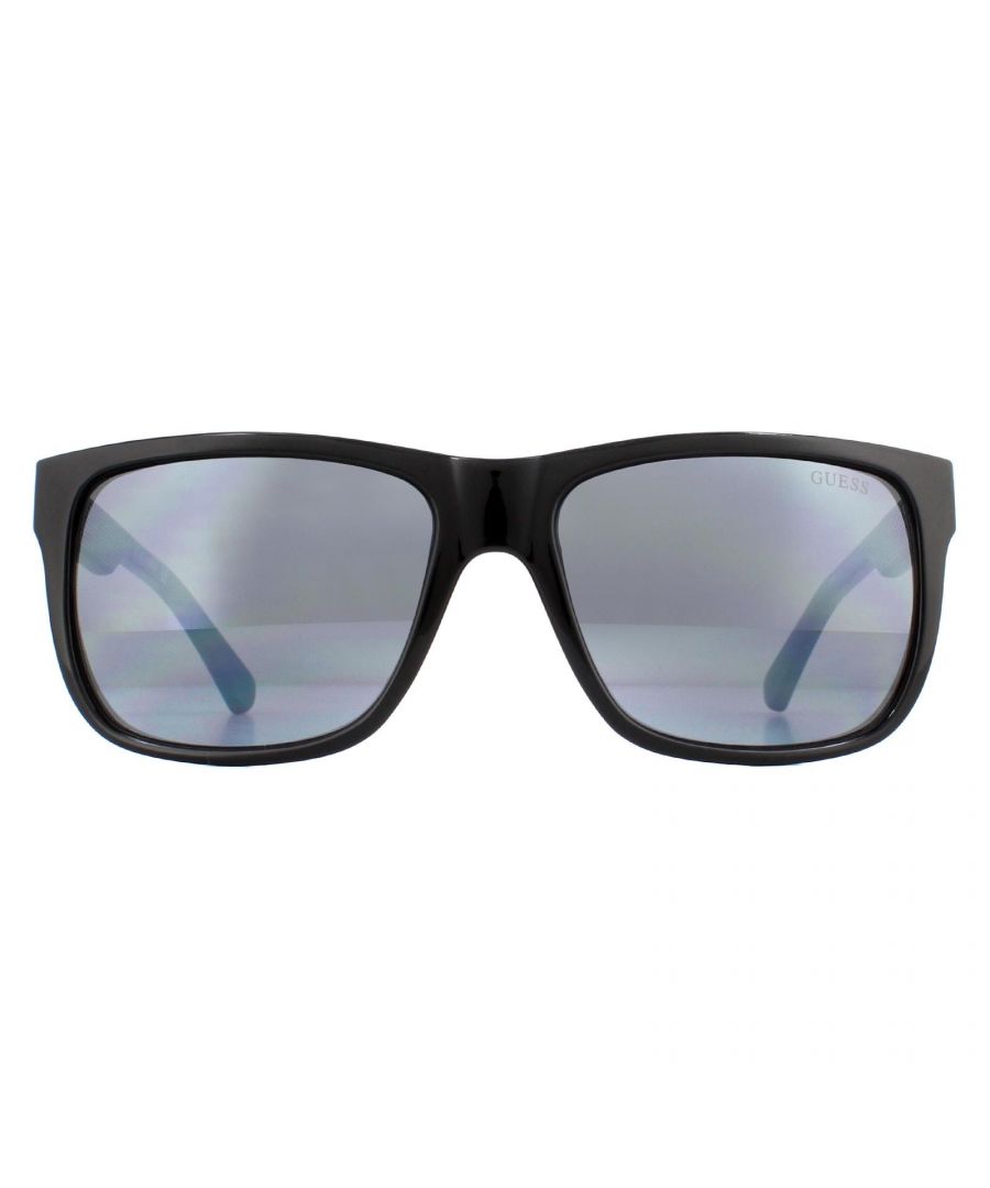 Guess zonnebril GU6838 01c Zwartblauwe rookspiegel zijn een frame van hoge kwaliteit gemaakt van plastic met een vierkante vorm en zijn ontworpen voor vrouwen