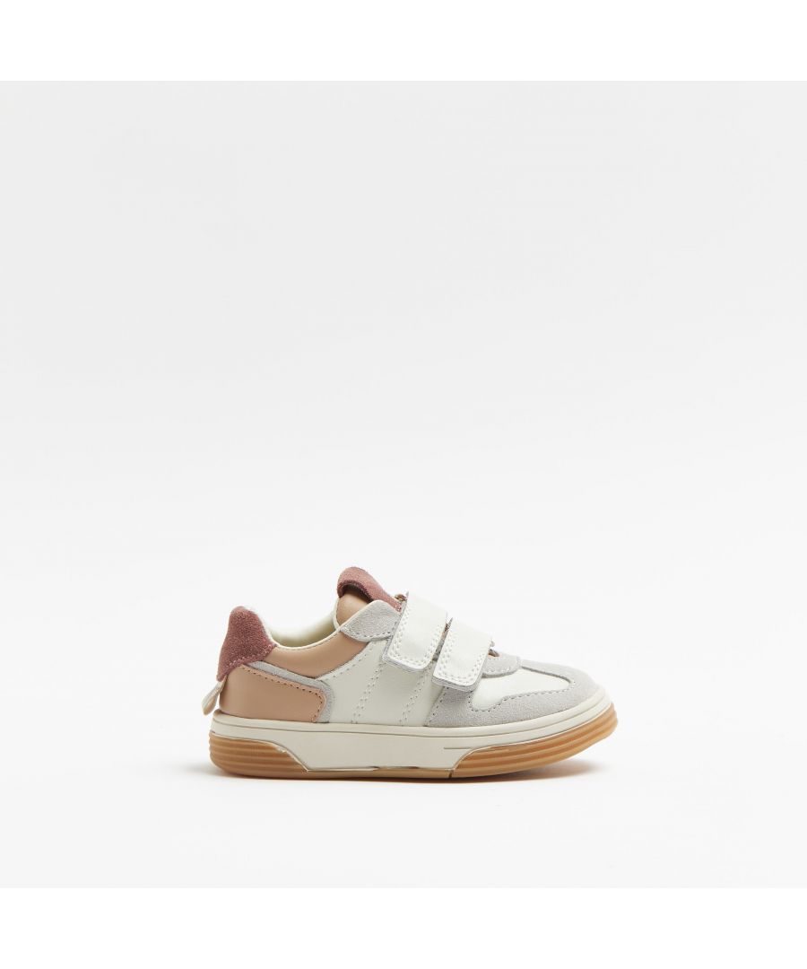 > Brand: River Island> Department: Boys> Colour: White> Type: Trainer> Style: Sneaker> Material Composition: Upper: PU, Sole: Plastic> Upper Material: PU> Occasion: Casual> Shoe Width: Standard> Closure: Hook&Loop> Shoe Shaft Style: Low Top> Toe Shape: Round Toe> Season: SS22