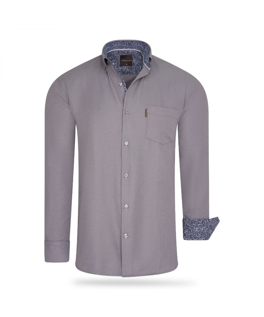 Cappuccino Italia overhemd voor heren. Het overhemd is gemaakt van katoen en polyester en heeft een normale pasvorm.  Merk: Cappuccino ItaliaModelnaam: Regular Fit OverhemdCategorie: heren overhemdMaterialen: katoen, polyesterKleur: grijs, wit