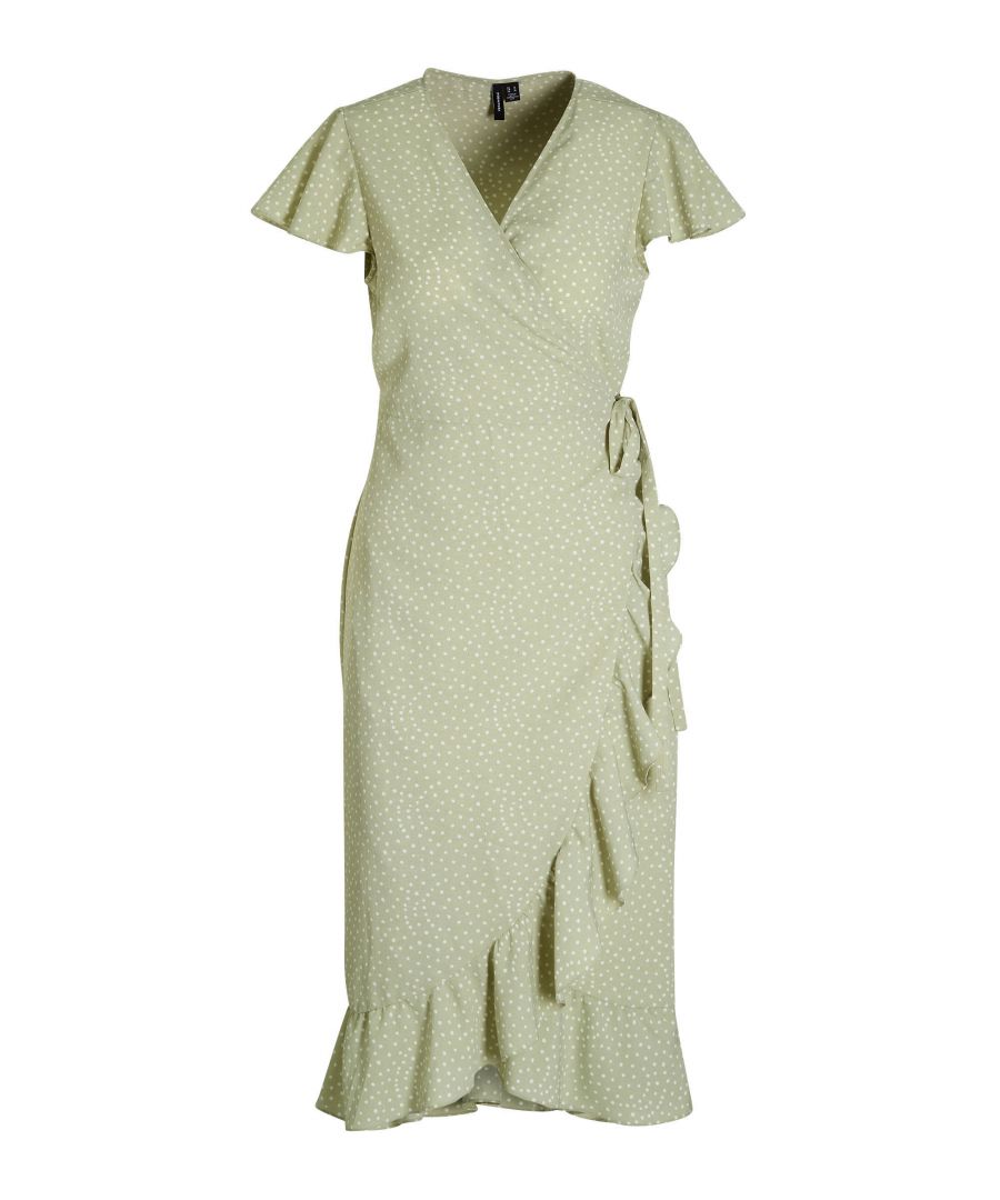 Deze damesjurk van VERO MODA is gemaakt van polyester en heeft een all over print. Het model beschikt over een striksluiting. De jurk met korte mouwen heeft verder een V-hals.details van deze jurk:stijlnaam: VMNIL
