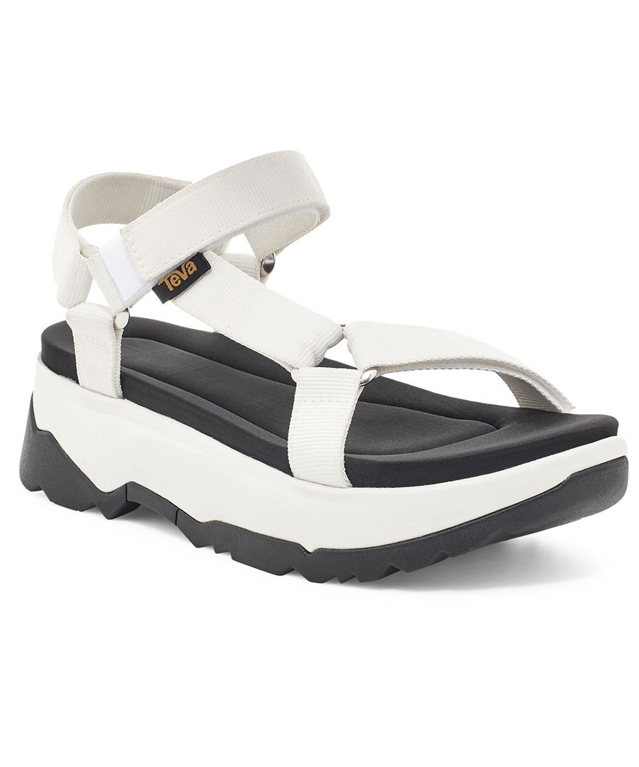A modern twist on Teva’s timeless icon, the Jadito Universal features a bold rubber outsole, soft EVA midsole and squishy memory foam topsole for the epitome of comfort. Finished with quick-dry straps made from recycled plastic, this women’s sport sandal keeps adventurers trekking in style.