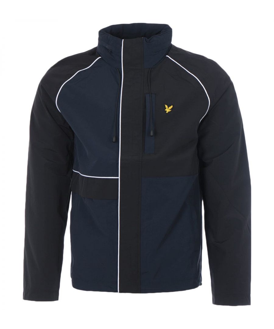 Lyle & Scott marineblauw jack met panelen. Lyle & Scott marineblauw jack met panelen. Lichtgewicht jack, capuchon verborgen in kraag. Centrale ritssluiting met windbrekerflap. Normale pasvorm, valt normaal qua maat, merkbadge linksvoor op de borst. Stijl: JK1509V Z271
