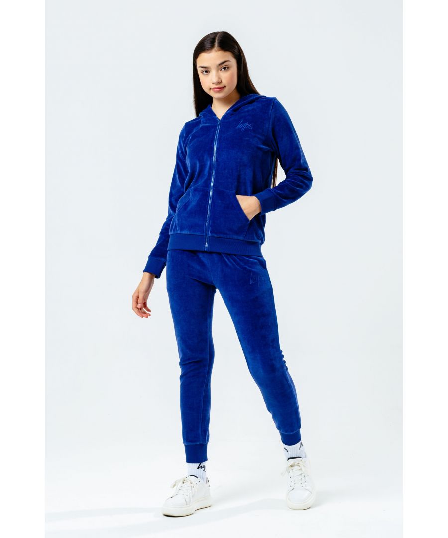 The HYPE. navy velour kids tracksuit set is the perfect loungewear choice when you need a lil extra comfort and style. In a velour fabric base for supreme comfort in our standard unisex kids jogger shape, highlighting an elasticated waist, cuffs and pockets. Featuring a fixed hood, pouch pocket and fitted cuffs. Finished with the iconic HYPE. mini script logo in navy embroidery.