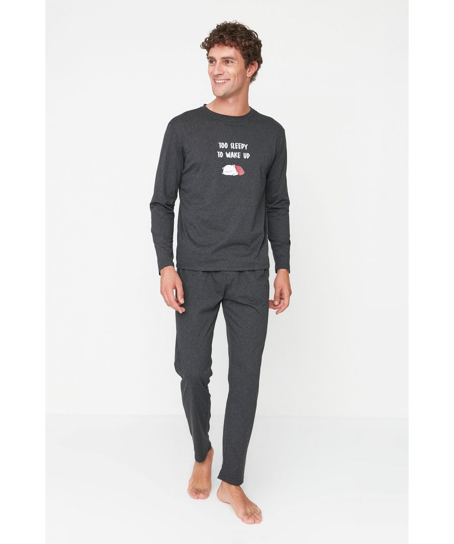 Het product op de paspop is maat M. Afmetingen van het model: hoogte: 1,86 m, buste: 102, taille: 79, heup: 99 54% polyester 46% katoen Normale pasvorm: het is een comfortabele, niet-body snit. Er is iets meer overvloed in schimmel dan slim fit. In conceptfoto's kunnen kleuren variëren vanwege het verschil in licht.