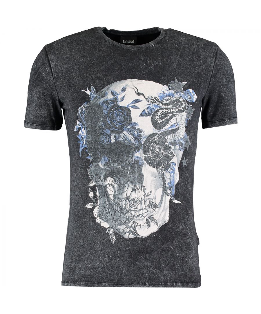 Gewoon Cavalli S03GC0367 900 N20543 T-shirt. Gewoon Cavalli zwart T-shirt. 92% katoen en 8% elastaan. Groot schedelmotief op de voorkant met bloemontwerp. Ronde hals. Blauw motief rond de schedel