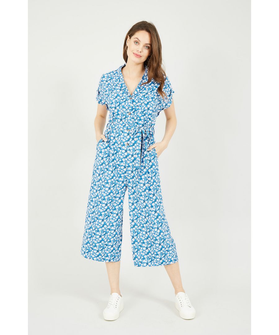 A jumpsuit featuring our favourite little sister to floral print, the ditsy print! Perfectly tailored for that relaxed fit that is effortless and stylish. Pinched in and tied at the waist, with a short sleeve and button up detail, all brought together with a cropped wide leg trouser and the perfect partner to all of this, pockets. Trainers, a denim jacket and you'll be out the door feeling fresh in this one.