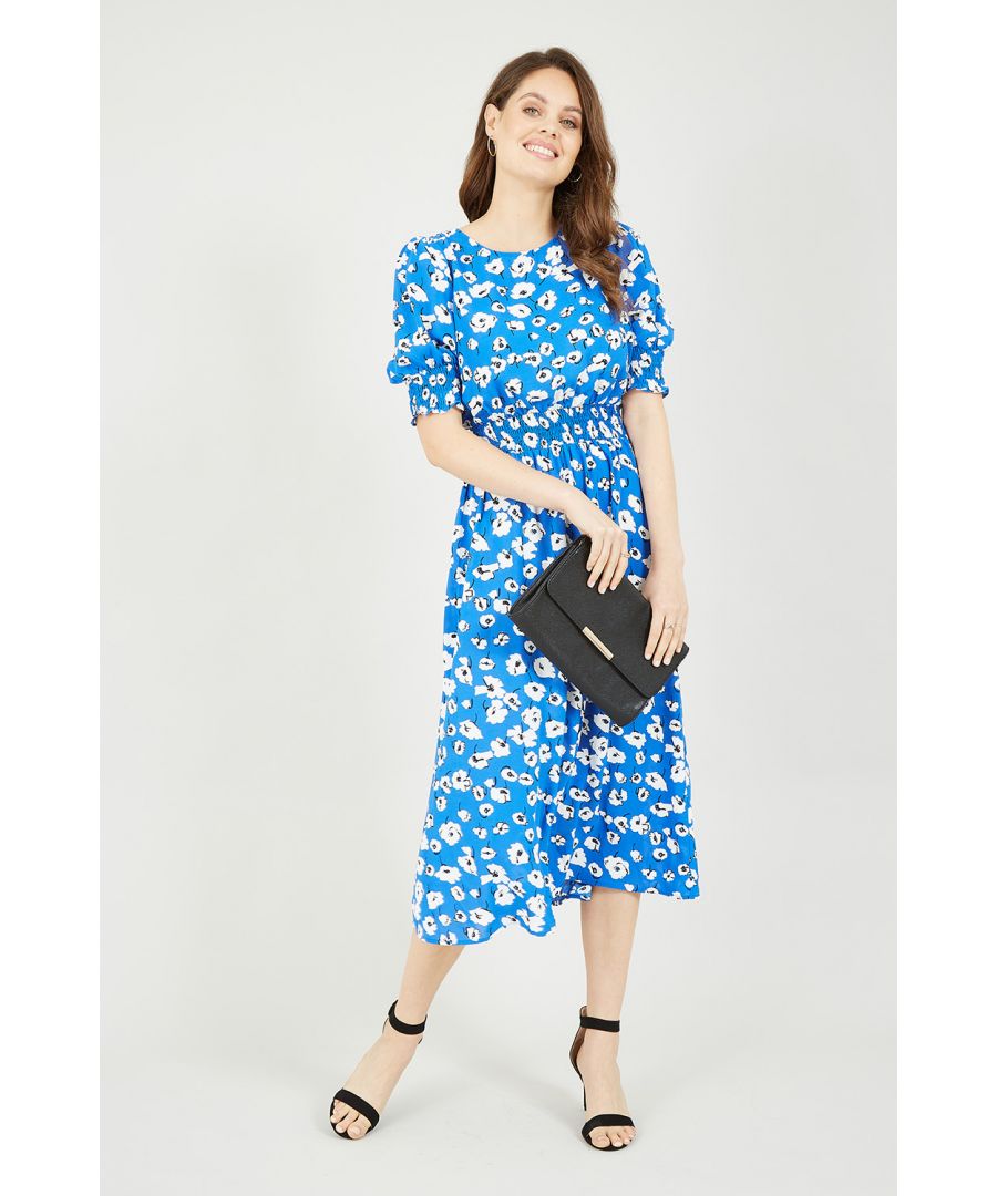 Laat je stijl zien in deze blauwe midi-jurk met madeliefjesprint. Deze prachtige bloemenprint is een geweldige aanvulling op je garderobe. Deze jurk is ontworpen om zijdezacht aan te voelen, is geaccentueerd met ruches en heeft elastische korte mouwen. Perfect te combineren met opvallende sandalen met bandjes. Bij dit model gaat het erom dat je er geweldig uitziet en je ook zo voelt.