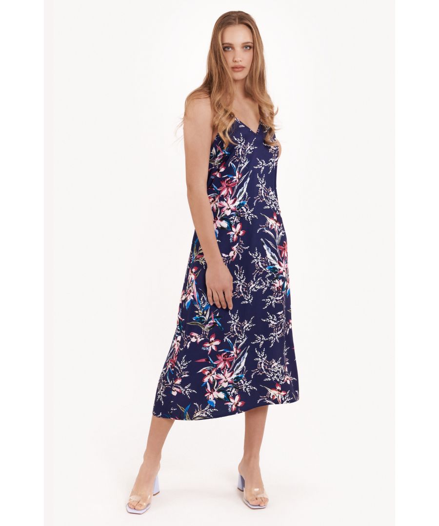 This elegant nightdress from the Lisca 'Harper' range features a bright floral print. The fabric is soft viscose that is silky to the touch. The nightdress has camisole straps and a v-neck.
