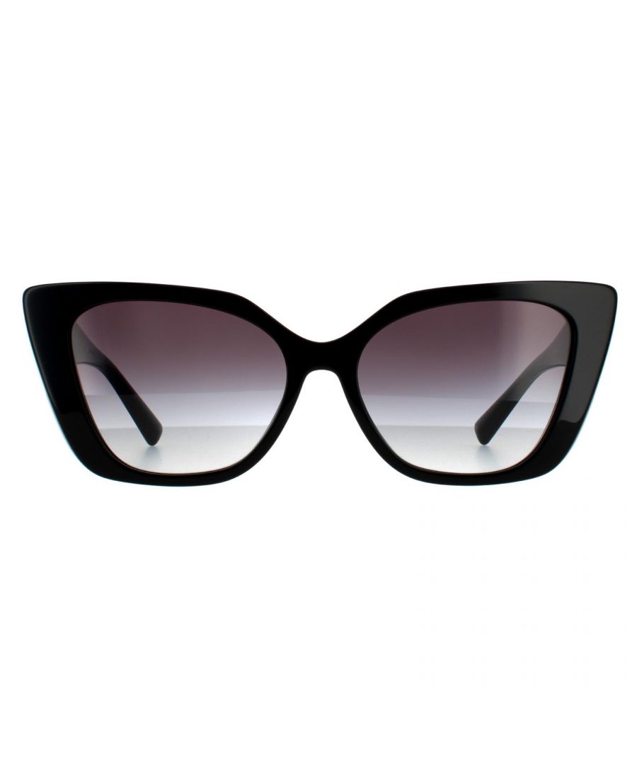 Valentino zonnebrillen VA4073 50018G Zwart grijze gradiënt zijn een vrouwelijke kattenoogstijl gemaakt van lichtgewicht acetaat. De tempels zijn versierd met Valentino Metal Gold V -logo voor merkherkenning