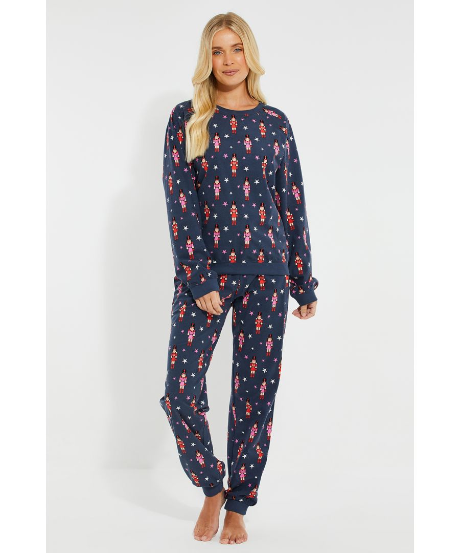 This cosy Christmas loungewear set from Threadbare features a long sleeve sweatshirt style top and long cuffed bottoms. The top has a novelty all-over print, and the tapered bottoms feature a matching print and elasticated waistband with contrasting drawcord. Perfect this festive season for lounging at home or bedtime. Other prints are available.