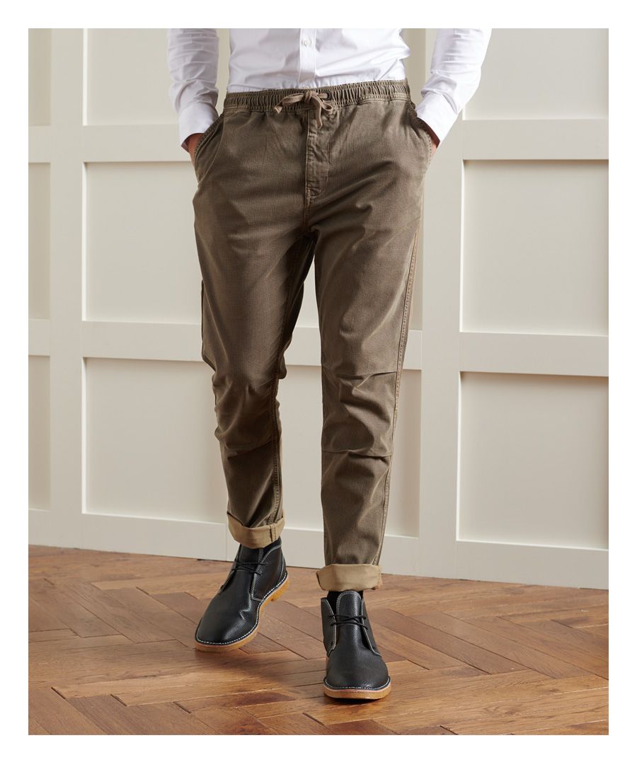 De Core-utilitybroek met textuur biedt ultiem stijl- en draaggemak. Het moderne ontwerp met inzetstukken en twee plooien op elke knie geven deze broek een eigentijdse look. Tevens voorzien van comfortabele stretchstof om gemakkelijk te kunnen bewegen.TrekkoordsluitingOntwerp met vier zakkenKenmerkend logolabelPlooien op de knieënTaps toelopend ontwerp
