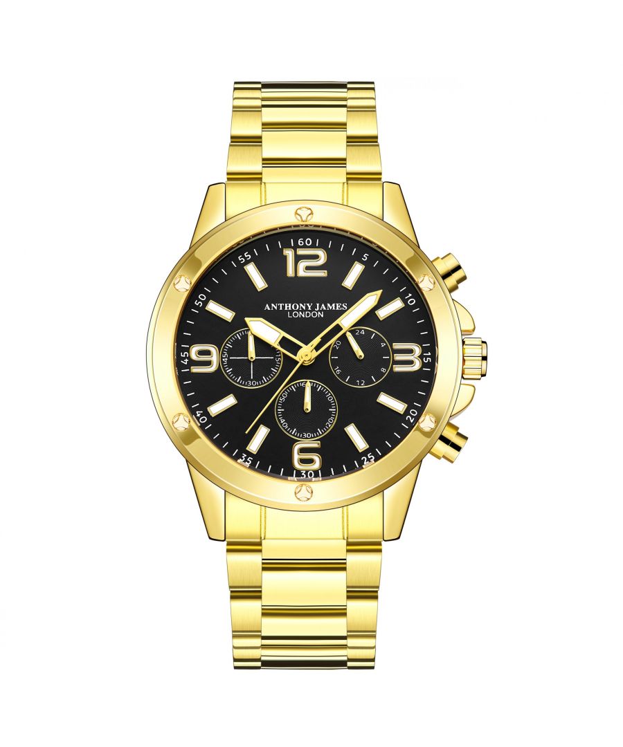 Het met de hand gemonteerde, beperkt verkrijgbare Grandoise Gold-herenhorloge van Anthony James heeft een chronograaf quartz-uurwerk dat uitzonderlijk nauwkeurig werk en hoeft niet te worden opgewonden of gedragen om te blijven lopen. De wijzers draaien uiterst precies de inktzwarte wijzerplaat rond, waarop ook bijpassende seconden-, minuten- en 24-uurstellers staan afgebeeld, omringd door een gouden rand. Dit komt terug in het horloge zelf, dat een behuizing van goudlegering heeft én een roestvrijstalen achterbehuizing met gegraveerd Anthony James-logo. Het roestvrijstalen bandje is omhuld in goudlegering en de stevige vouwsluiting met Anthony James-logo maakt het uurwerk helemaal af. Productgegevens van het horloge\n• Chronograaf quartz-uurwerk\n• Zwarte wijzerplaat\n• Seconden-, minuten- en 24-uursteller\n• Waterdichtheid van 3 ATM\n• Krasbestendig mineraalglas\n• Garantietermijn van 5 jaar\nMaten en gewichten\n• Diameter behuizing: 45 mm\n• Dikte behuizing: 15 mm\n• Lugbreedte: 22 mm\n• Breedte bandje: 22 mm\n• Lengte bandje: 200 mm\n• Gewicht: 110 gram\nMaterialen & Kleur\n• Behuizing van goudlegering\n• Roestvrijstalen achterbehuizing met gegraveerd logo\n• Stalen bandje, omhuld in een goudlegering\n• Vouwsluiting met logo