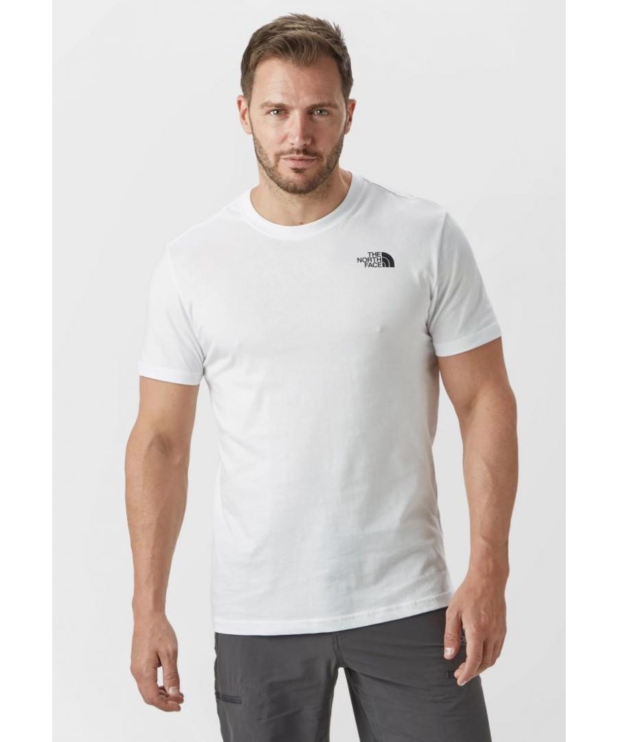 Heren 'simple Dome' T-shirt van The North Face. Gemaakt van zacht puur katoen. Het klassieke T-shirt heeft een geribbelde ronde hals, korte mouwen en een rechte zoom. Compleet met een The North Face-logo op de borst en achterkant. Geweven merklabel aan de zoom.