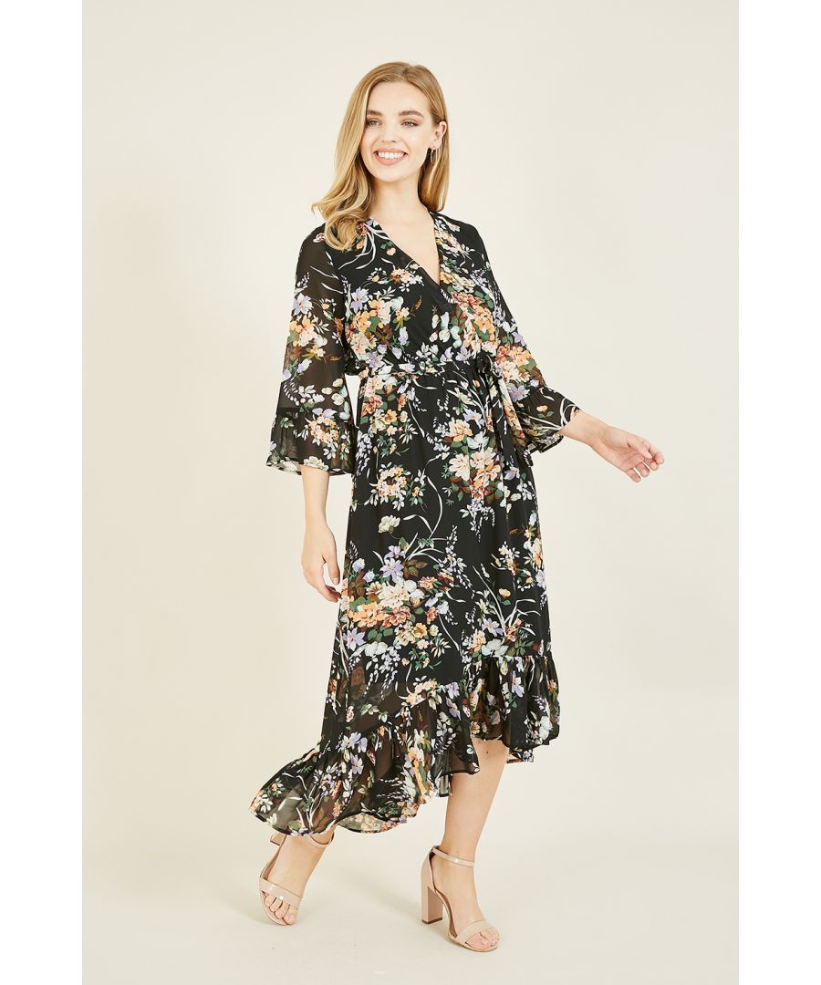 Deze Yumi Black Garden jurk met bloemenprint heeft driekwartmouwen, een flatterende knoopceintuur en een superleuke verlaagde zoom en laat je kledingkast sprankelen. Draag deze jurk voor speciale gelegenheden - gewoon combineren met hakken met bandjes.
