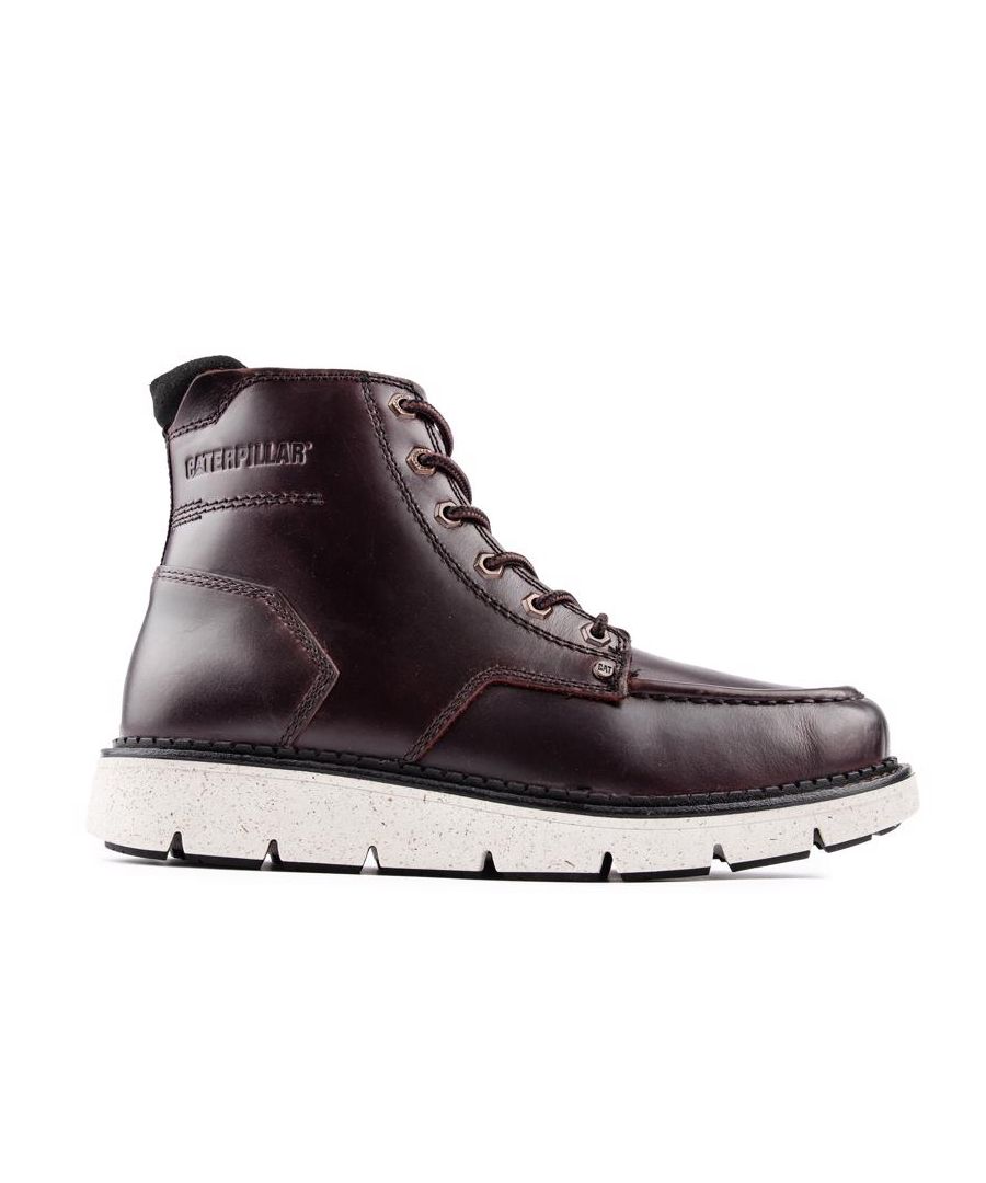 De bruine Caterpillar Covert Chukka-laarzen zijn essentieel voor elke veelzijdigheid. weer fit en stijlvolle moderne garderobe. Deze laarzen hebben een bovenwerk van premium leer met stiksels in mocassinstijl en zeshoekige metalen oogjes. De geprofileerde zool zorgt voor een stevige grip. Deze CAT-laarzen behouden een klassieke slimme look met een moderne update die hun robuuste maar slimme uitstraling afmaakt.