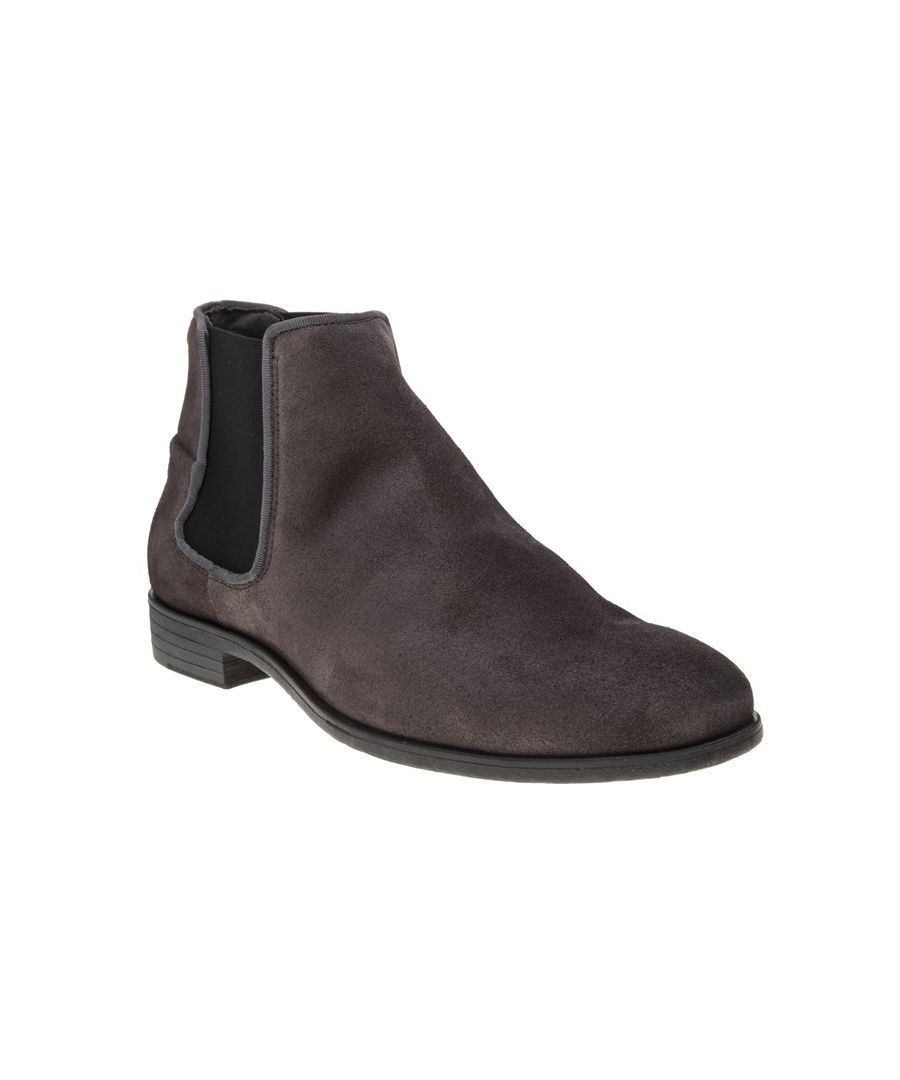 Een geweldig alternatief voor zwart, de grijze Cheshire heren Chelsea Boot van Jack & Jones is zeker om je stijl op te frissen. De luxe suède slip-on heeft ook een voorgevormd voetbed voor uw comfort.