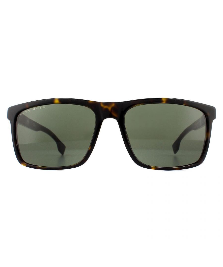 Hugo Boss zonnebril 1036/s 086 Qt Dark Havana Green zijn een eenvoudige en verfijnde rechthoekige stijl voor mannen. Gemaakt van lichtgewicht acetaat, ze zijn comfortabel en gemakkelijk te dragen. Het Hugo Boss -logo op elke tempels biedt merkherkenning.