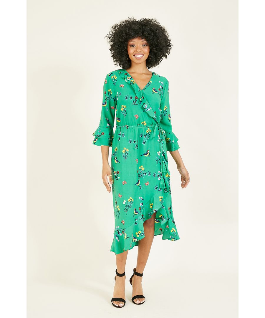 Maak een stijlstatement met deze door Yumi ontworpen wikkeljurk met groene vogelprint. Deze prachtige jurk is gemaakt in een prachtige groene kleur met een elegante, all-over vogelprint en heeft een flatterende wikkelstijl, een zoom met ruches, kwastjesdetails en opvallende manchetten in watervalstijl. Maak je look compleet met accessoires in kleurblokken en hoge sandalen met dunne bandjes.