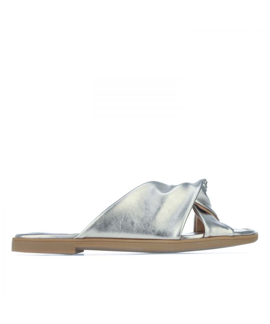 Womens Clarks Reyna Twist Metallic Sandals in silver.- Man-made upper.- Slip on closure.- Twisted design.- Ultimate Comfort footbed and flexi sole.- TPU sole.- Textile lining.- Ref.: 26157717