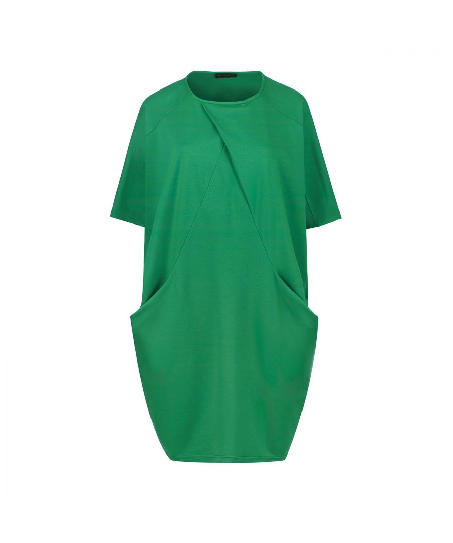 Deze groene jurk is gemaakt van Punto di Roma stof. Het is mouwloos en heeft een ronde halslijn. Er is een grote plooi die net onder de halslijn begint en zijzakken met kunstlederen details aan de binnenkant. De jurk heeft een vleugelsilhouet vanaf de schouders.