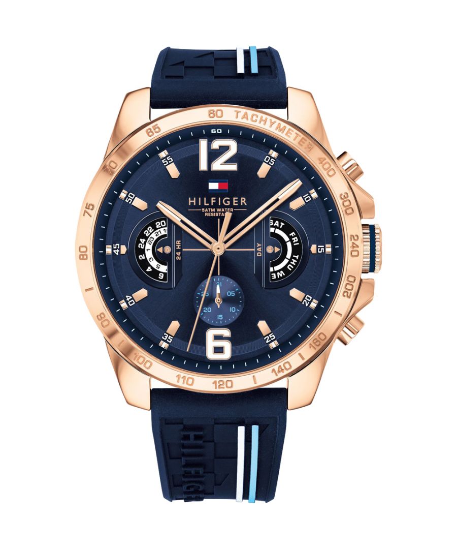 Stijlvol heren horloge van het merk Tommy Hilfiger. Het horloge heeft een rubberen polsbandje dat ook kleiner gemaakt kan worden, de kast heeft een diameter van 46mm en het uurwerk is van Quartz.  Merk: Tommy HilfigerModelnaam: 1791474 (46mm)Categorie: heren horlogeMaterialen: edelstaal, rubberKleur: rosegoud, blauw