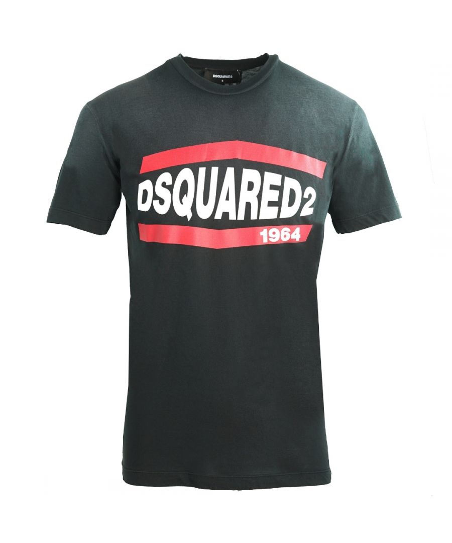 Dsquared2 1964 Cool Fit zwart vervaagd T-shirt. D2 vervaagd zwart T-shirt met korte mouwen. Cool Fit-pasvorm, past volgens de maat. Gemaakt in Italië, 100% katoen. Dsquared2 1964 logo. S74GD0639 S21600 900