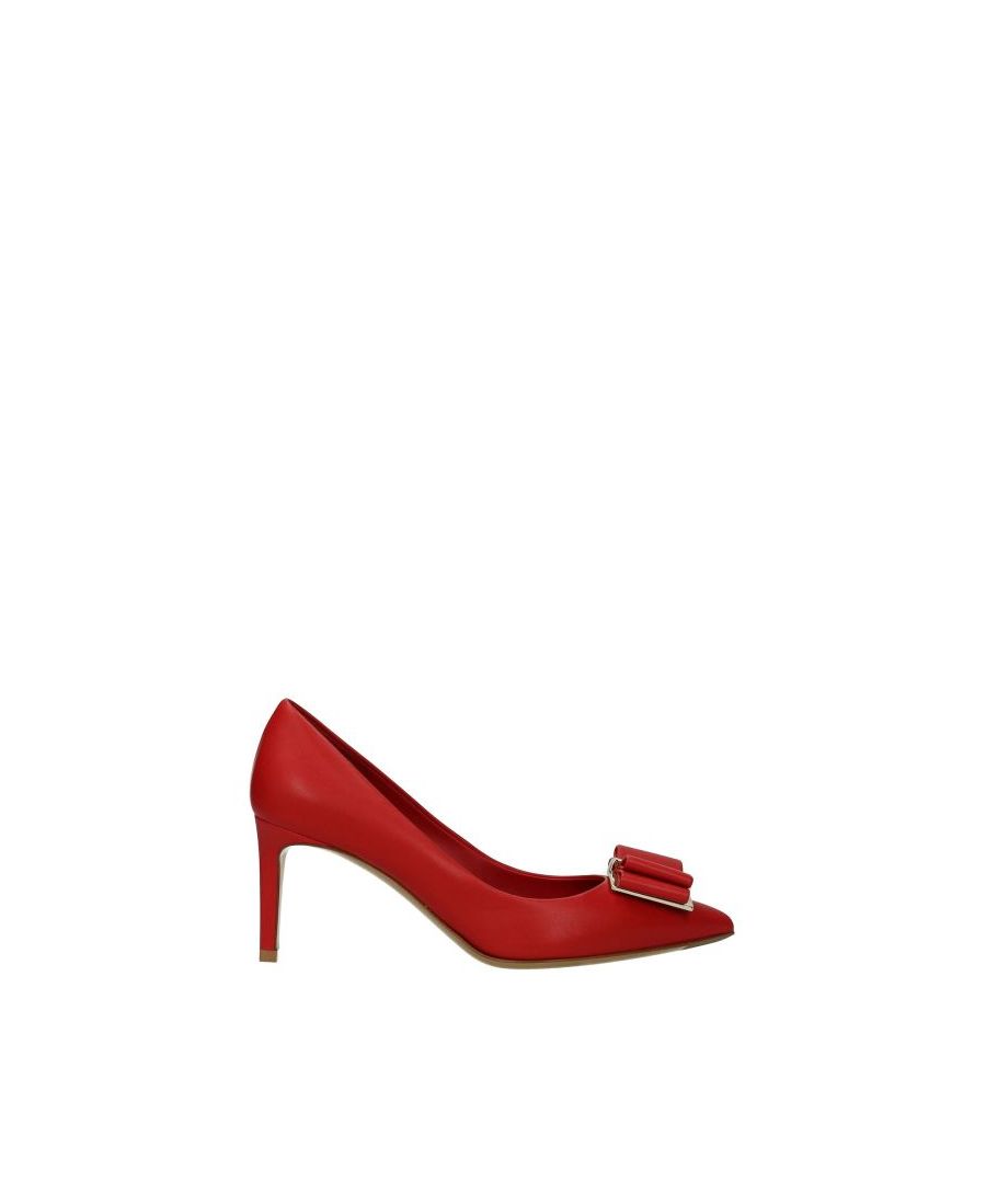 The product with code ZERI700705768 model zeri in red/lipstick leather is a women's pumps designed by Salvatore Ferragamo. It has features like front detail, front logo. Wear it for these occasions: romantic dinner, dinner with friends. Ideal for your style stylish. The product is made by the following materials: leather. Heel height type: mid heels. Heel Height: 7 cm. Bottomed Shoes is leather. Pointy toe. The product was made in Italy.