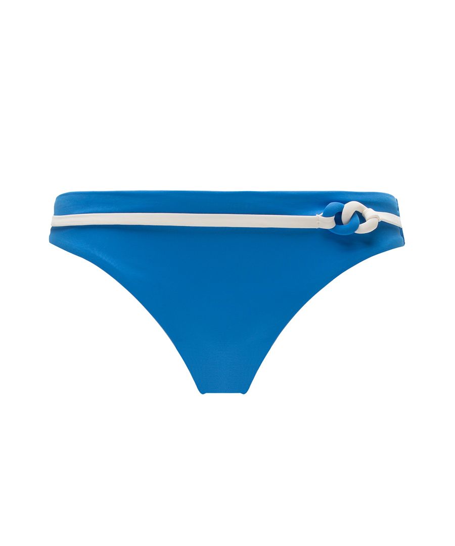 Chantelle Nevada features striking block colours and contrasting trims for a statement look by the beach or pool! These low-rise bikini briefs offer traditional bikini brief styling and feature a stylish belt with a knot feature for a modern finish. Complete with full coverage on the rear.