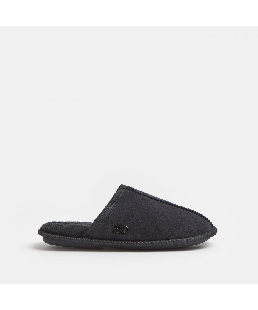 > Brand: River Island> Department: Men> Upper Material: Textile> Material Composition: Upper: Textile, Sole: Plastic> Type: Slipper> Style: Mule> Occasion: Casual> Season: AW21> Pattern: No Pattern> Closure: Slip On> Toe Shape: Round Toe> Shoe Width: Standard
