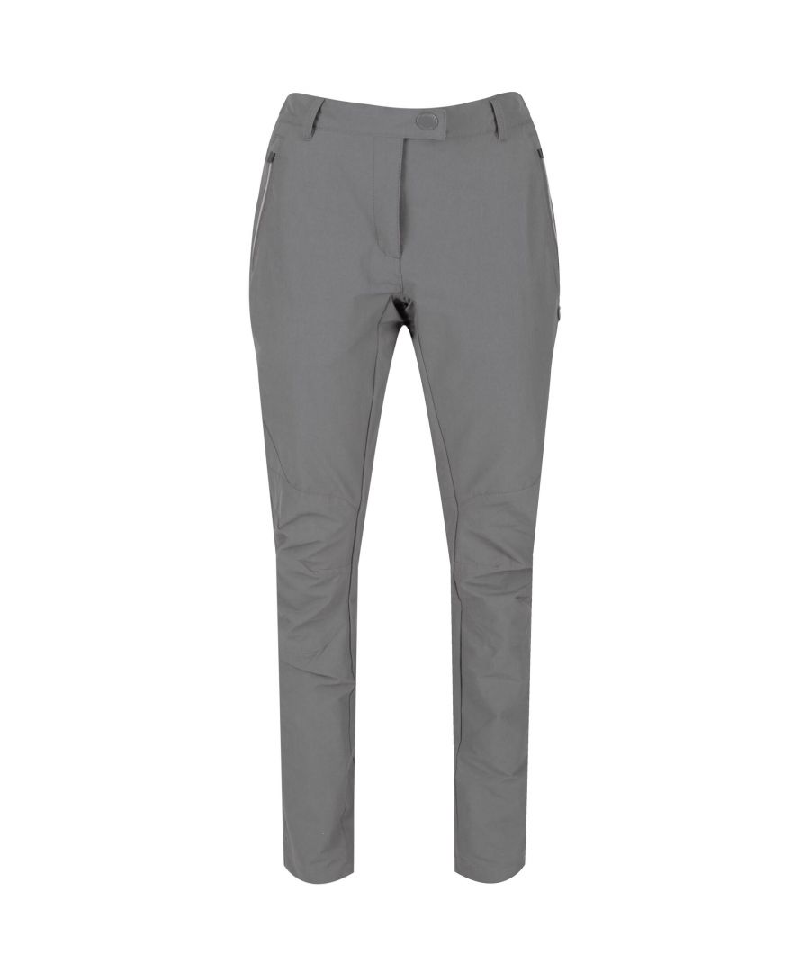 Materiaal: 94% Polyamide, 6% Elastaan. Hoge rek, weerbestendig, Isoflex-broek. De lichtgewicht, koele polyamide stretchstof heeft een DWR (duurzame waterafstotende) afwerking.. Met UPF 40+ zonwering ingebouwd. Voorzien van een deel elastische taille. De voor- en achterzakken zijn voorzien van ritssluitingen met gemakkelijk grijpbare trekkers voor toegang onderweg.. Met een klein Regatta-tabblad. Maat (taille/schip): (6 VK) 23in/33in, (8 VK) 25in/35in, (10 VK) 27in/37in, (12 VK) 29in/39in, (14 VK) 31in/41in, (16 VK) 33in/43in, (18 VK) 36in/45in, (20 VK) 38in/47in, (22 VK) 41in/50in, (24 VK) 43/52in, (26 VK) 45/54in, (28 VK) 47in/57in, (30 VK) 49in/59in, (32 VK) 51in/61in, (34 VK) 53in/63in, (36 VK) 55in/65in. Grootte (beenlengte): (S) 29in, (R) 31in, (L) 33in.