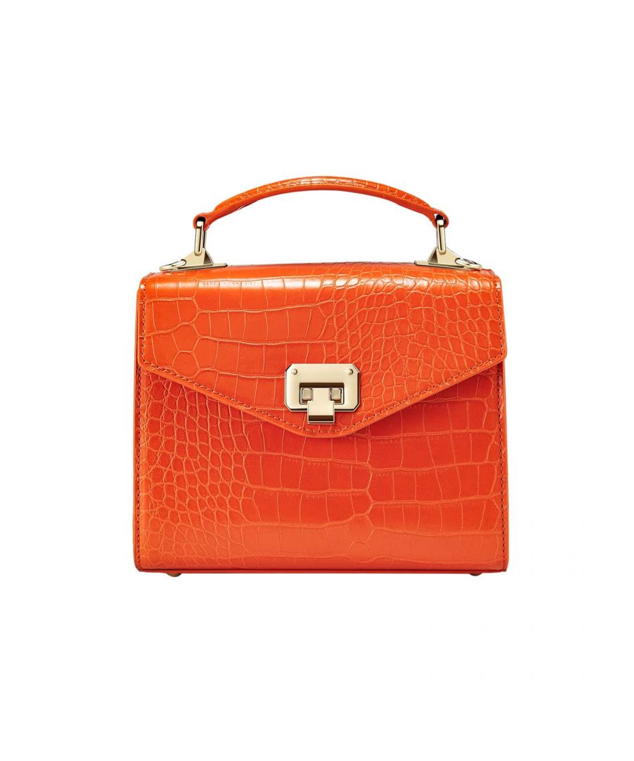 Elegant, classic and stylish - these are the characteristics of the Duchess handbag in orange by Victoria Hyde London. The golden details harmonise wonderfully with the orange of the bag. The textured PU leather does not contain any animal components, but is not inferior to real leather in terms of appearance or quality. The handbag can be carried by hand, over the shoulder or as a crossbody bag thanks to the adjustable and detachable strap. A beautiful, regal handbag that adds elegance to any everyday or evening look. Dimensions: 15cm x 11.5cm x 6cm, Length of the carrying strap: 50.5cm-100cm (adjustable)